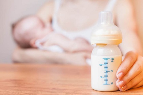 Thí nghiệm độc đáo về khả năng tiêu diệt vi khuẩn có hại của sữa mẹ