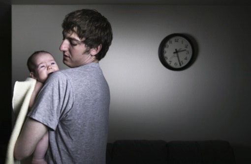VÌ sao trẻ sơ sinh hay trằn trọc, khó ngủ vào ban đêm?