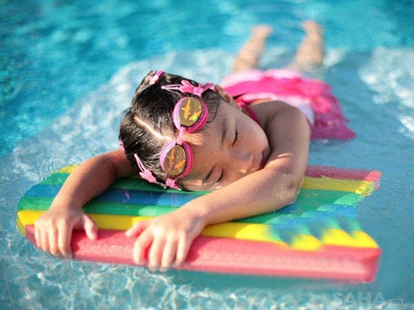 Những tips nhỏ cho mẹ để bé thỏa thích bơi lội ngày hè