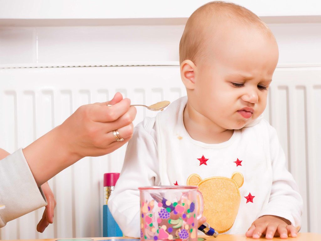 Bố mẹ nên bổ sung loại sữa nào cho bé biếng ăn chậm tăng cân?