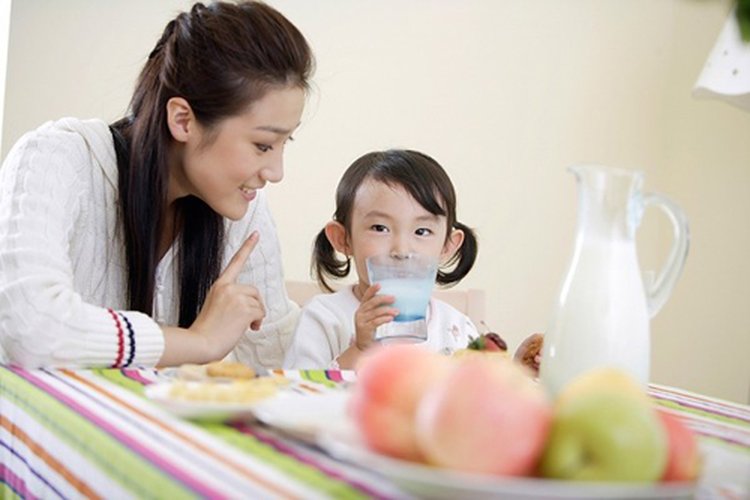 cho trẻ chán ăn chậm tăng cân uống sữa để bổ sung vi chất
