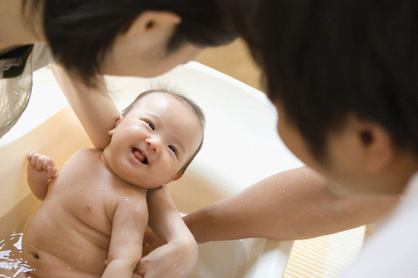 Tắm cho bé hằng ngày; liệu ba mẹ có sai lầm?