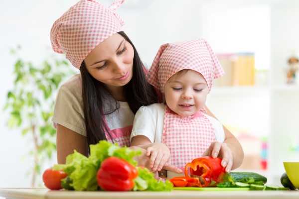 9 lí do ba mẹ nên nấu ăn cùng trẻ