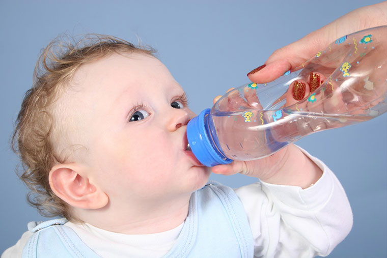 Trẻ sơ sinh có cần tráng miệng bằng nước lọc không?