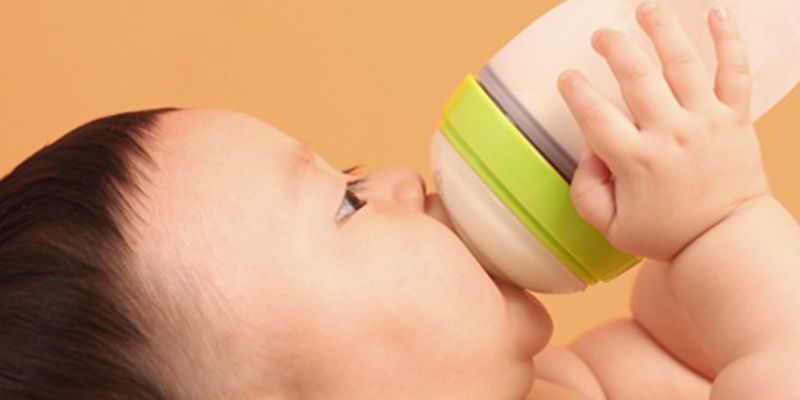 3 lý do khiến bé bú “bình sữa Cotomoto có tay cầm” thích hơn bú mẹ