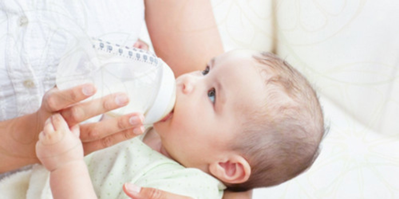 Tại sao nên sử dụng bình sữa Avent cổ rộng cho bé? Bình này có gì tốt so với cổ hẹp?