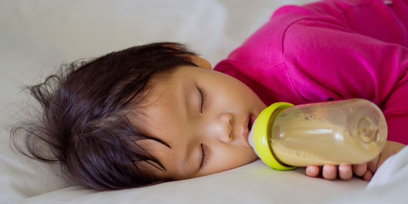 Góc cảnh báo: 5 tác hại giật mình khi cho bé BÚ BÌNH khi ngủ mà mẹ không biết