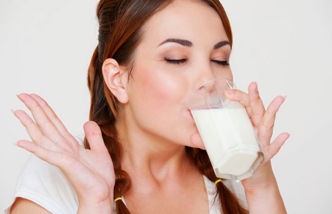 Mẹ sau sinh nên uống gì cho nhiều sữa cho con bú?