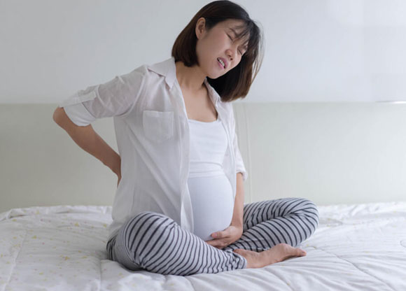 Làm gì để hết đau lưng khi mang thai tháng cuối