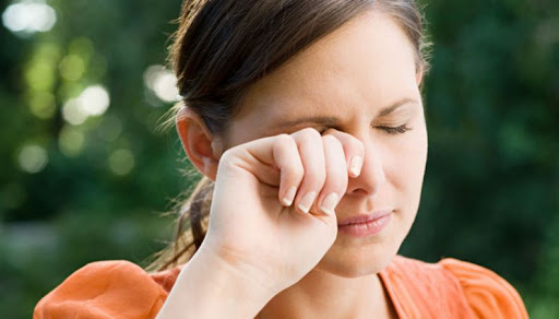 Bà bầu bị đau mắt đỏ có gây dị tật cho thai nhi?