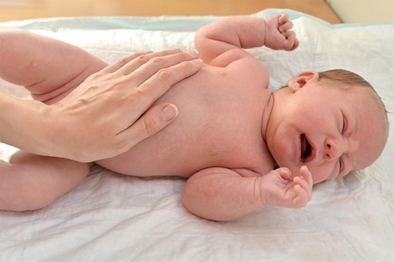 4 cách giúp trẻ sơ sinh bị đầy hơi quấy khóc dễ chịu hơn trong tích tắc