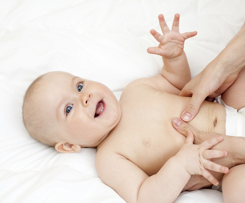 Cách massage bụng cho trẻ sơ sinh bị đầy hơi giúp bé hết khó chịu sau 10 phút