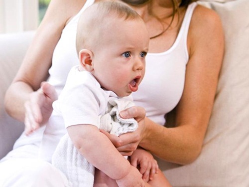 Làm sao biết trẻ sơ sinh đã ợ hơi khi thực hiện vỗ ợ cho con