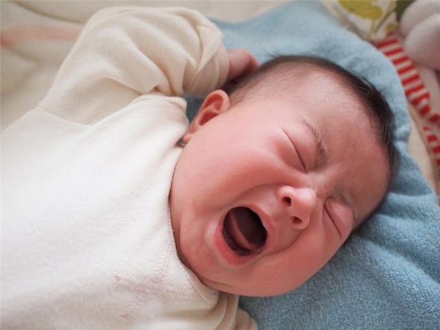 Mối nguy hại khi trẻ sơ sinh bị ọc sữa lên mũi