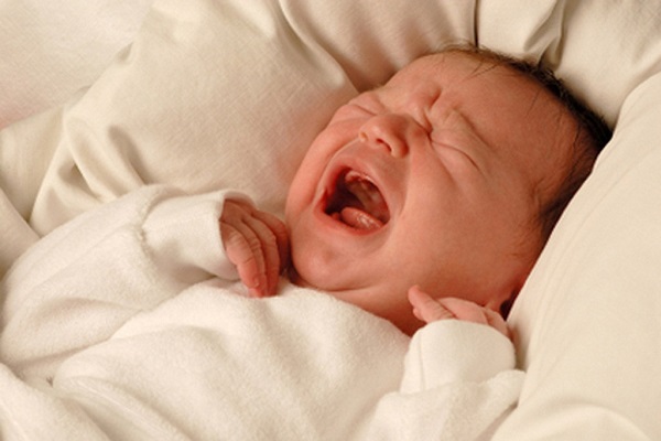 5 nguyên nhân phổ biến nhất khiến trẻ sơ sinh hay vặn mình đánh hơi