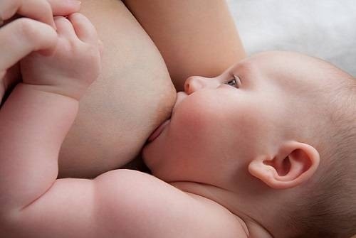 Giải đáp thắc mắc: Bé bú mẹ ít đi có phải do ảnh hưởng của men vi sinh không?