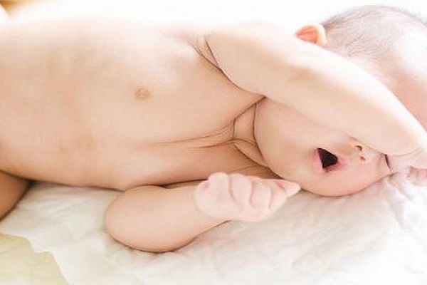 Trẻ sơ sinh đánh hơi nhiều nhưng không đi ngoài có sao không?