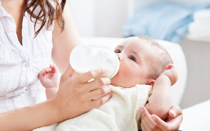 Kinh nghiệm đổi sữa cho trẻ sơ sinh giúp bé có ngay sản phẩm phù hợp