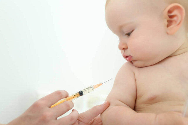 Mẹ nên làm gì để hạn chế trẻ sơ sinh bị sốt khi tiêm phòng.